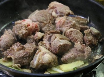 step2: 羊肉斬塊，洗淨瀝乾水分。

鍋中加少許油爆香薑片和蔥段，放入羊肉塊略煎，贊入少許米酒辟味。