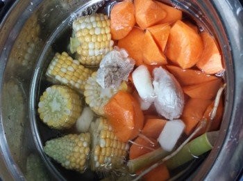 step9: 加入清水大火煲滾後，較中小火煲2小時，落適量粗鹽調味即可飲用