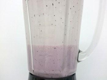 step3: 以高速撹拌大約30秒後，稍停；用匙將撹拌機內邊未攪均的有機猴麵包果粉與脱脂奶混合