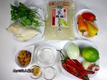 step1: 準備所有材料,將<a href="https://bit.ly/3EZL8dD" target="_blank" data-keyword="雞胸" class="guide-link"><strong>雞胸</strong></a> <span style="display:inline-block;vertical-align:middle;margin-top:-3px;color:initial;border-radius:3px;padding:2px 3px;font-size:12px;line-height:14px;background:#87d300;color:#fff;">即買</span> 肉剝成雞絲狀,洋蔥及彩色甜椒都切絲,檸檬擠成汁,用熱水將蒟蒻麵條汆燙過泡冰水馬上瀝乾備用