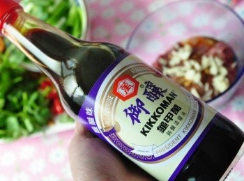 step3: 再加入不過甜不過鹹的【龜甲萬御釀醬油】醃漬片刻