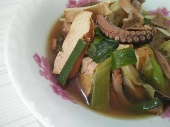 step3: 接著把1000cc燉好排骨【澎湖豬肉】的湯鍋倒入於炒鍋中一起快炒，最後，再放入大蒜 (注意不能汆燙過久，以免氧化而變黃)，即可盛碗享用阿嬤手路菜-「石鮔排骨湯」【澎湖野生水產】。