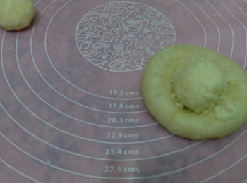 step6: 拿個小面劑，按扁包入椰蓉餡。