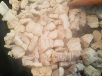 step2: 鍋子加熱後倒入肉丁乾煸出肉香及肉油