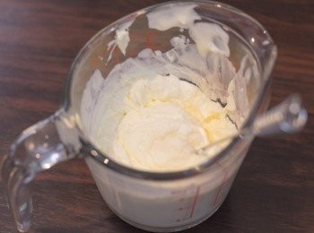 step5: 於另一個無油無水的容器內，打發淡忌廉 
（預備好工具打發淡忌廉前方於雪櫃取出確保淡忌廉低溫，如用手動打蛋器，因為份量少，用較窄身的容器會比較容易打發，而且很快就可以打好，無必要用電動的）