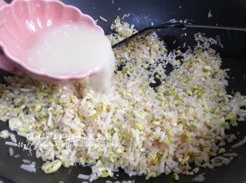 step8: 期間加入大豆芽水 , 烘至大豆芽成金黃色(約45分鐘)後盛起