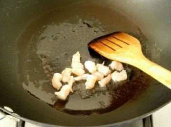 step3: 油鍋燒熱，下油，先把蝦仁煸炒一下，取出