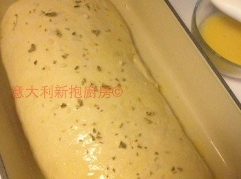 step5: 第2次發酵大一倍後, 輕力掃蛋汁上面, 灑Oregano牛至。