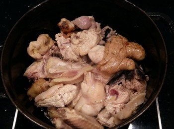 step4: 汆燙過的雞肉下鍋拌炒上色,全程可使用中火拌炒,炒至雞肉呈現表面焦香狀(半熟狀,肉汁封鎖住)再加入冰糖拌炒。麻油雞成功的關鍵之一,一定要仔細拌炒雞肉,沒有血水才可繼續下一個步驟。