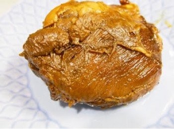 step6: 這天滷了雞爪子、雞蛋及牛展。雞爪子及牛展先出水、雞蛋烚熟剝殼備用。

牛展用慢火滷1.5小時，雞爪子及雞蛋在最後30分鐘加入就行了。當然滷過夜會比較入味好吃了！
 
冷冷的牛展比熱的時後更易切薄片呀。