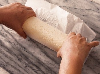 step12: 捲好後將收尾處朝下，直接用烘焙紙包捲起來。在要吃之前都放在冰箱冷藏、定型。