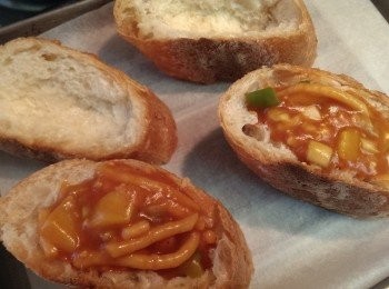 step4: 將法國吐司厚切後,將中間壓扁鑲入可果美蕃茄鍋拌煮的醬料