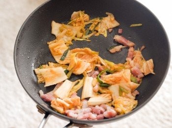 step1: 熱鑊後下油，先炒洋蔥和煙肉兩分鐘（*也可用豬肉），然後下泡菜炒一炒