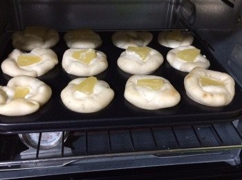 step6: 後將麵團放在工作枱上，雙手壓扁排氣，分割成十等份，逐一滾圓