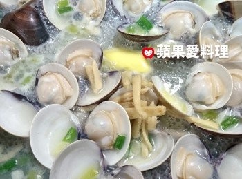 step5: 蛤蜊全開後，打開鍋蓋，下薑絲和奶油，煮5秒，熄火。