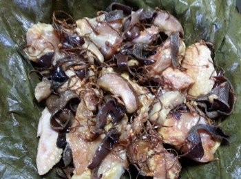 step5: 用蒸碟,將雞.冬菇.蟲草花,木耳拌勻放上荷葉上