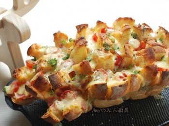 step7: 用手扒下一塊麵包,乳酪還會拉絲呢~加入pizza風味的材料,讓愛吃pizza的朋友們不用桿麵皮就能快速做出好吃的【手扒pizza風味麵包】,如果要當早餐享用,也可以在前一晚先將麵包加入所有材料後放冰箱冷藏,隔天早上送進烤箱烤出酥脆焦香就可以了!很簡單吧~大家快來做做看吧!