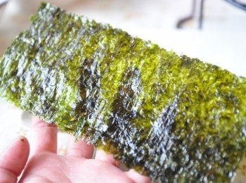 step8: 再取出一片海苔片剪成3片長條狀