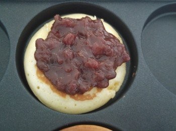 step5: 加上豆沙餡多少自行決定。