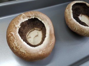 step1: 將大啡菇用紙巾抹淨，將少許鹽及黑椒灑在菇內。