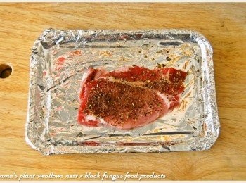 step2: 豬里肌肉用胡椒粒、鹽與義大利香料來調味後，放入烤箱來烤熟。