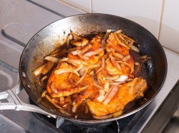 step9: 把豬扒放回鍋中炒勻，煮至醬汁濃稠即成。