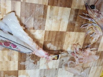 step2: 再用刀仔於大蝦肚位切開,將蝦肉灘平,去腸,洗淨抹乾水份(不要切斷蝦肉)