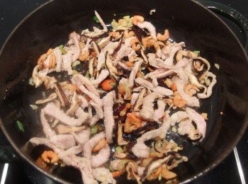 step7: 再加入香菇,蝦米拌炒至焦香。