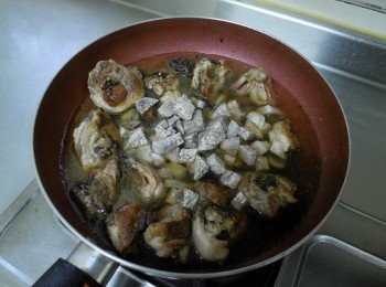 step5: 最後加入炸熟的芋頭塊後蓋鍋蓋悶煮至醬濃稠入味 (芋頭會使醬汁濃稠~所以無需再勾芡)