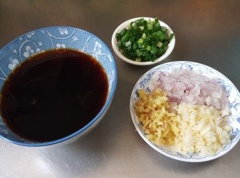 step5: 乾蔥頭、蒜頭、薑，分別洗淨切碎，蔥切成蔥花、<span class="group_3">調味料</span>事先撈勻