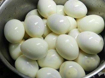 step2: 先泡冷水，會比較好剝，將蛋殼全部去除