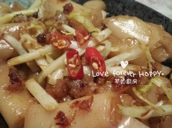 step3: 燒熱平底鑊, 下腸粉煎香兩面, 再加入韭黃, XO醬快炒, 最後加入調味料及指天椒炒勻, 即成