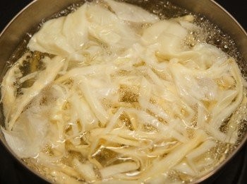 step2: 將筍乾用水川燙去鹹味後瀝乾，香菇用水泡開後備用。