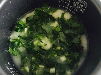 step2: 小白菜洗淨切細，與BB米放在電飯煲內同煮；煮熟後，戴上手套搓成小圓球。