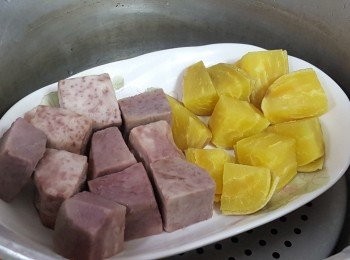 step1: 地瓜芋頭洗淨去皮，切成小塊放入電鍋，一杯水蒸熟，再稍悶15-20分鐘