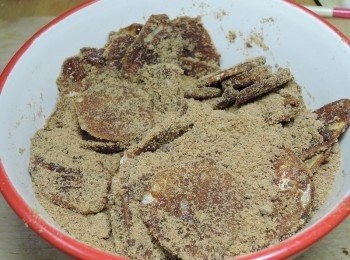 step3: 攪拌一下，讓黑糖與薑片混合均勻