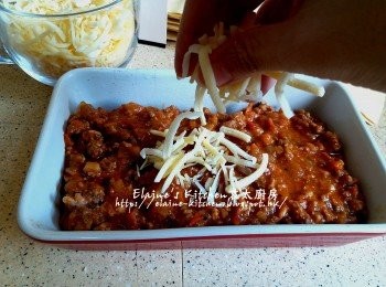 step8: 放上一片闊麵 , 再放上肉醬 , 灑上芝士碎