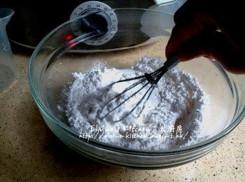 step11: 整完黃糖版就整白糖版 , 同樣大碗內加入85g粘籽粉及55g澄麵拌勻 , 加入1/2杯水拌勻至沒有粉粒