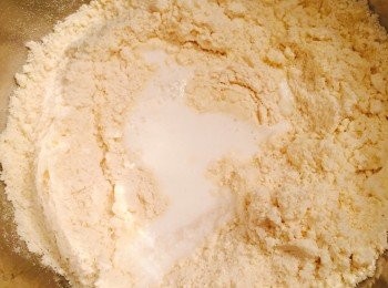 step3: 酪奶（Buttermilk）用微波爐或煲煮至微暖，與粉類混合物快速拌匀成粉團。靜置粉團約10分鐘待其發酵，同時預熱焗爐220度。