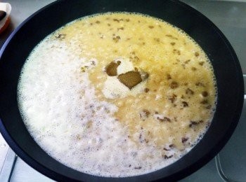 step2: 起鍋下少許的油炒香蒜末與蔥白，加入適當的水煮沸，暫熄火，剝開咖哩塊與椰漿攪拌至充分溶化後，再用微火煮