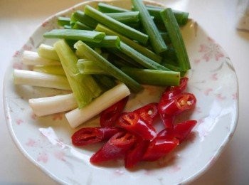 step1: *蔥切段，辣椒切小段。
