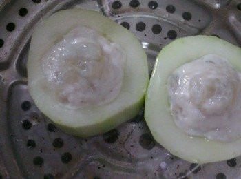 step4: 放入蒸鍋外鍋以一杯半的水蒸熟跳起即可