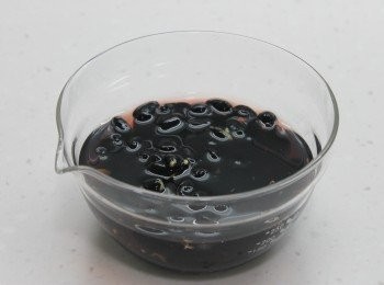 step2: 用水浸泡黑豆兩至三小時。