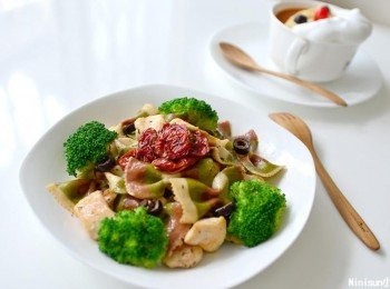 step4: 起鍋將花椰菜一同擺盤.