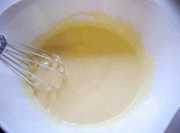 step1: *蛋黃與砂糖用打蛋器攪拌成乳黃色。