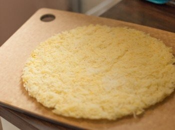 step6: 之後打平移到大碟或平板中，用另一隻大碟按住反轉，飯焦面向上，打平移回重新掃油之鑊中