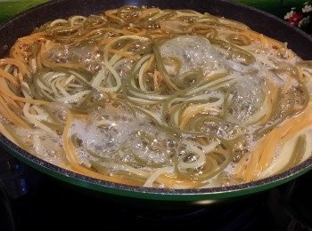 step2: 跟住放入意粉(放入時要好似，一把打開的雨傘梗去放入去煮)，煮一陣，就要攪拌一吓，再煮，見意粉變大，自己取少許，試吓意粉熟未，質感不要太淋身呀，因為一陣要再炒吓和再焗的，有8成熟就可以，熄火。