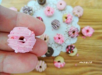 step4: 將巧克力擠在脆圈圈上面再灑上巧克力米就完成囉!