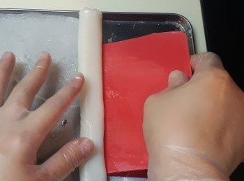 step7: 用蛋糕刮刀，在盆邊位開始捲起成腸粉狀即可。