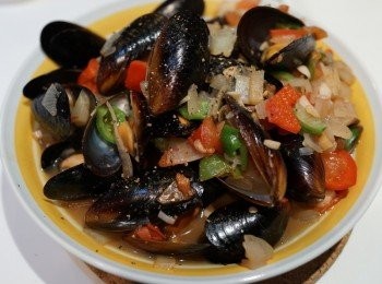 step6: 上碟後，可加適量黑椒和香草裝飾。